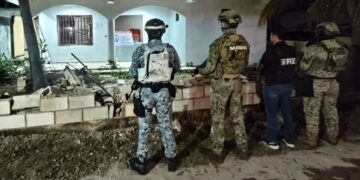 Elementos de Marina, Guardia Nacional y FGE durante un cateo por narcomenudeo en Cancún