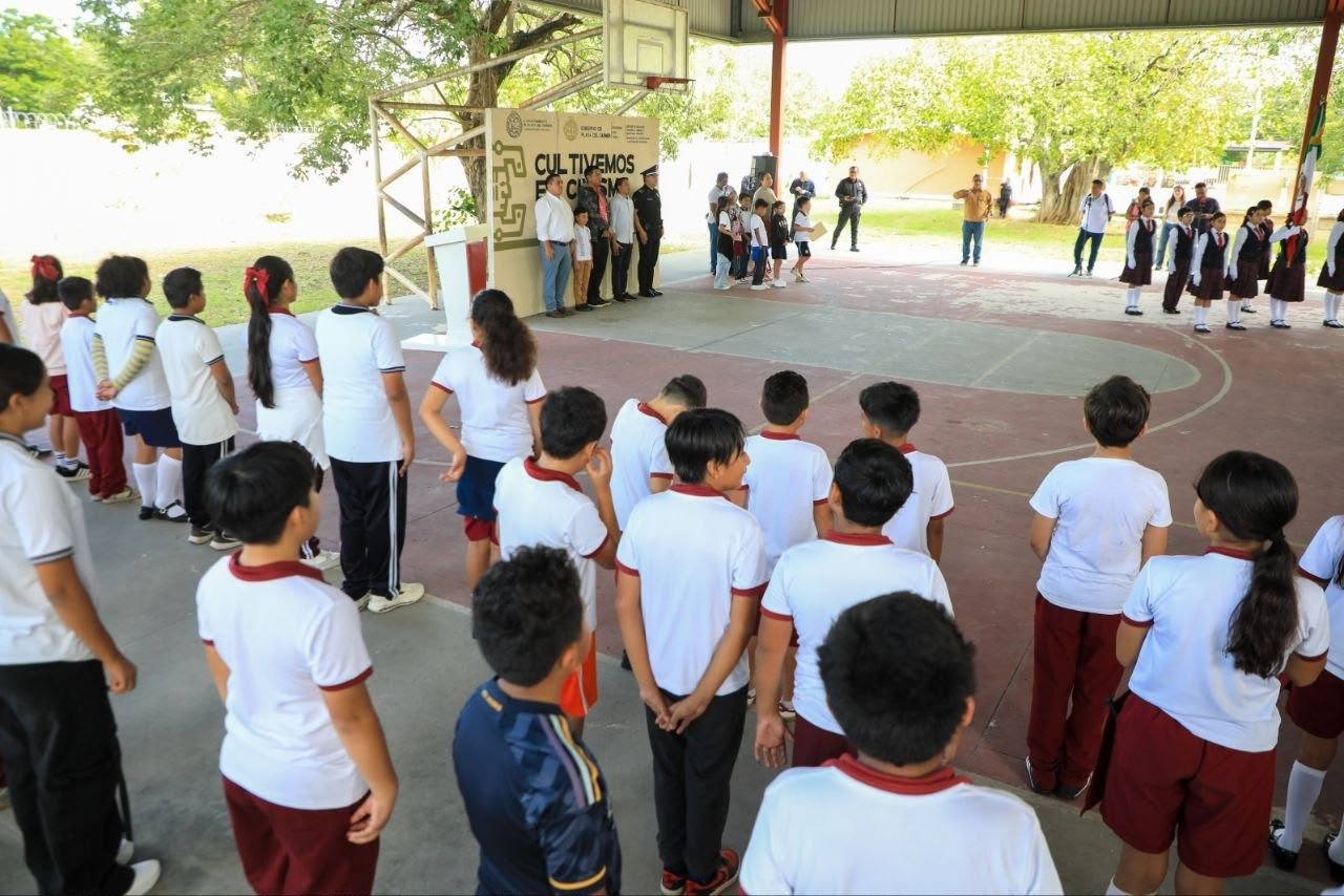 Alumnos de la primaria Adriana Beatriz Cupul Itzá en la ceremonia cívica del programa Cultivemos el Civismo en Playa del Carmen