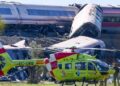 Vagones descarrilados y un helicóptero de emergencias en el lugar del choque de trenes cerca de Urda, Toledo