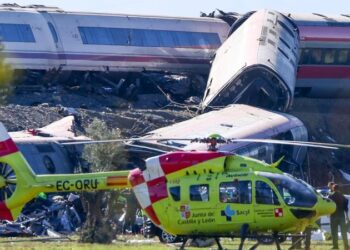 Vagones descarrilados y un helicóptero de emergencias en el lugar del choque de trenes cerca de Urda, Toledo