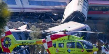 Vagones descarrilados y un helicóptero de emergencias en el lugar del choque de trenes cerca de Urda, Toledo