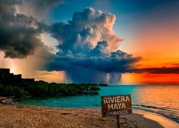 Nubes de tormenta sobre una playa de Cancún