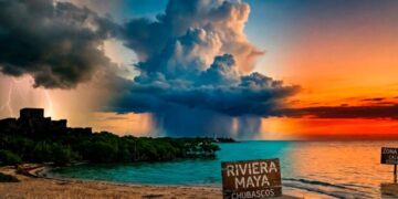 Nubes de tormenta sobre una playa de Cancún