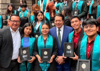 Estudiantes de CONALEP Quintana Roo con su Medalla al Mérito Académico 2026 en la SEP