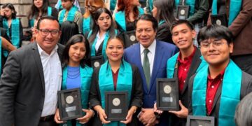 Estudiantes de CONALEP Quintana Roo con su Medalla al Mérito Académico 2026 en la SEP