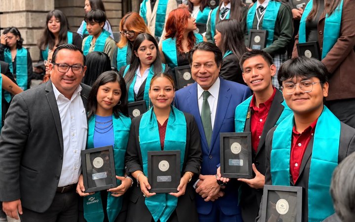 Estudiantes de CONALEP Quintana Roo con su Medalla al Mérito Académico 2026 en la SEP