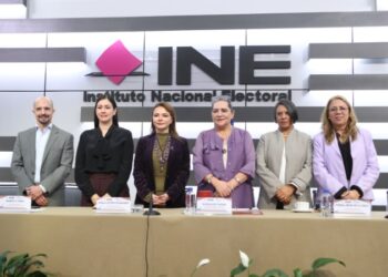 Consejeras y consejeros del INE con Guadalupe Taddei