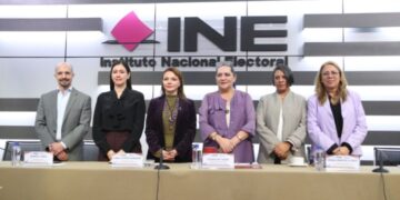 Consejeras y consejeros del INE con Guadalupe Taddei
