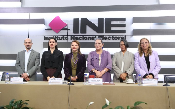 Consejeras y consejeros del INE con Guadalupe Taddei