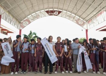 Mara Lezama inaugura el domo de la Secundaria Técnica 32 Independencia de México en Cancún junto a estudiantes