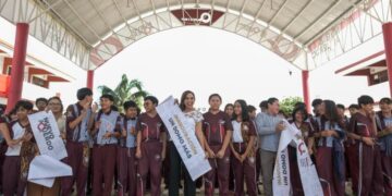 Mara Lezama inaugura el domo de la Secundaria Técnica 32 Independencia de México en Cancún junto a estudiantes