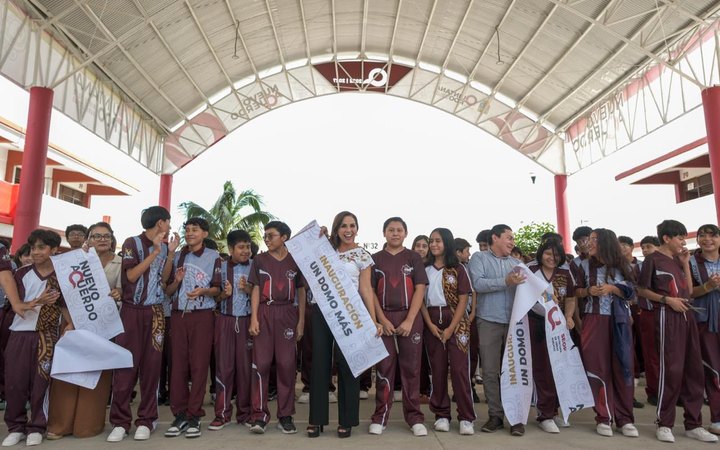 Mara Lezama inaugura el domo de la Secundaria Técnica 32 Independencia de México en Cancún junto a estudiantes