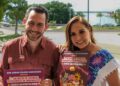 Bernardo Cueto Riestra y Mara Lezama sostienen el cartel del Primer Encuentro de Cocineras Tradicionales de Quintana Roo