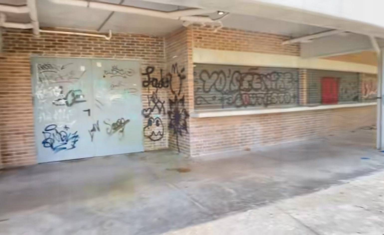 Paredes con grafitis en el estadio Sherwin Williams de Cancún