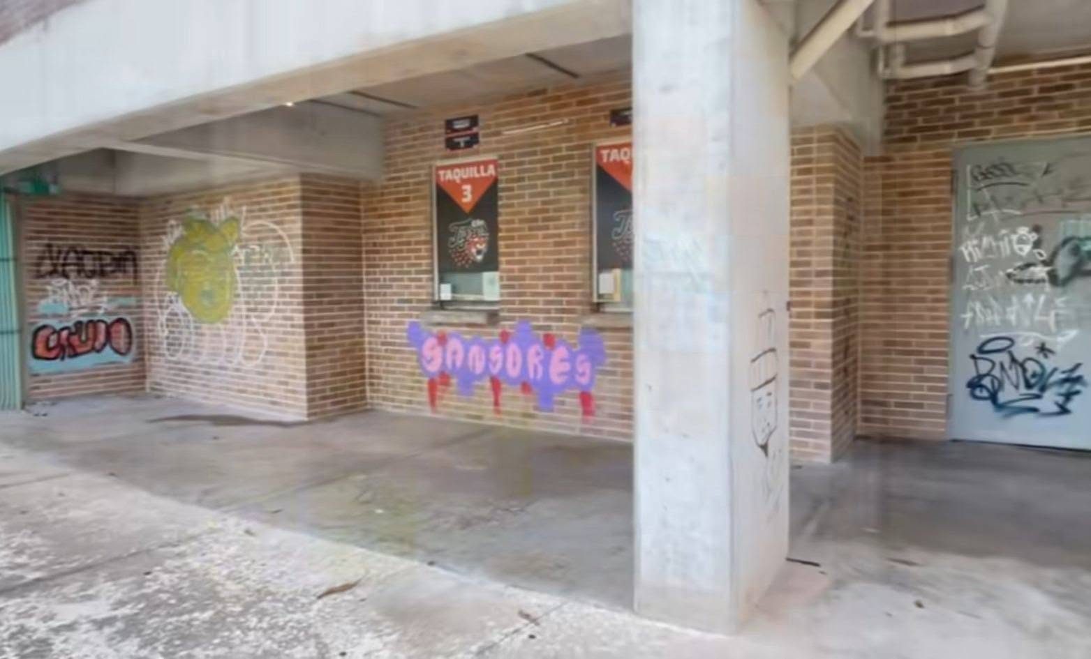 Taquillas del estadio de los Tigres en Cancún con grafitis