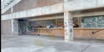 Grafitis y deterioro en el estadio de los Tigres de Quintana Roo en Cancún