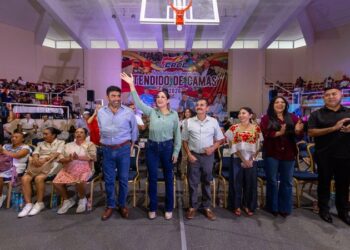 La presidenta municipal Estefanía Mercado saluda en el Concurso Tendido de Camas de la CROC en Playa del Carmen
