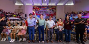 La presidenta municipal Estefanía Mercado saluda en el Concurso Tendido de Camas de la CROC en Playa del Carmen
