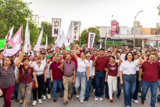 Estefanía Mercado marcha junto a fundadores de Morena en Playa del Carmen