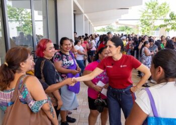 Estefanía Mercado saluda a beneficiarias del programa FARO del Bienestar en Playa del Carmen