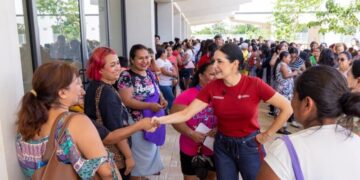 Estefanía Mercado saluda a beneficiarias del programa FARO del Bienestar en Playa del Carmen