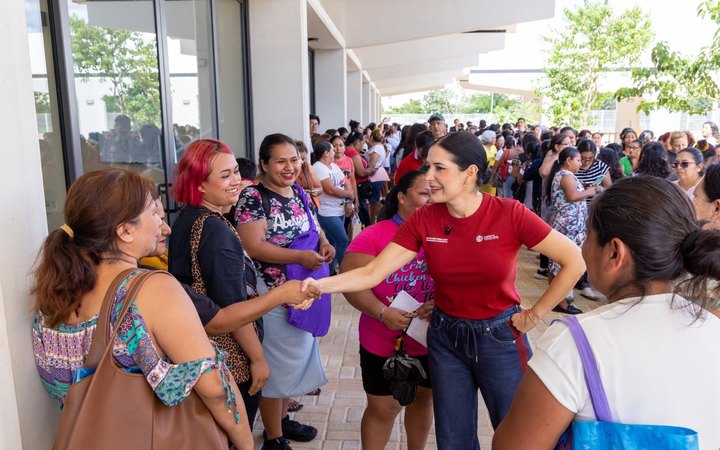 Estefanía Mercado saluda a beneficiarias del programa FARO del Bienestar en Playa del Carmen