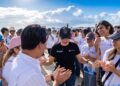 Estefanía Mercado saluda a voluntarios durante la Mega Limpieza Costera en Playa del Carmen