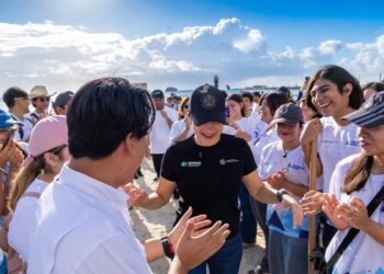 Estefanía Mercado saluda a voluntarios durante la Mega Limpieza Costera en Playa del Carmen