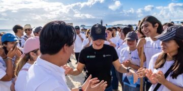 Estefanía Mercado saluda a voluntarios durante la Mega Limpieza Costera en Playa del Carmen