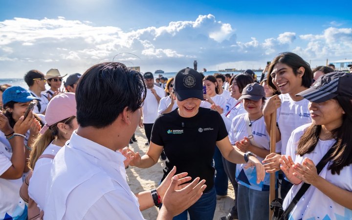 Estefanía Mercado saluda a voluntarios durante la Mega Limpieza Costera en Playa del Carmen