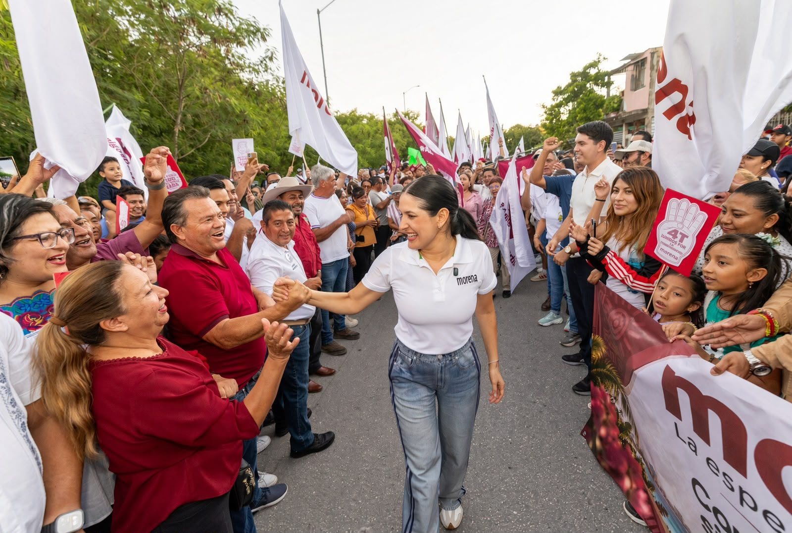 Estefanía Mercado saluda a militantes de Morena durante la concentración en Playa del Carmen