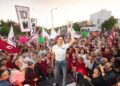 Estefanía Mercado saluda desde una camioneta a militantes de Morena en Playa del Carmen