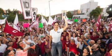 Estefanía Mercado saluda desde una camioneta a militantes de Morena en Playa del Carmen
