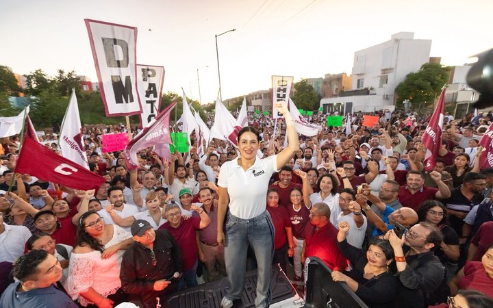 Estefanía Mercado saluda desde una camioneta a militantes de Morena en Playa del Carmen
