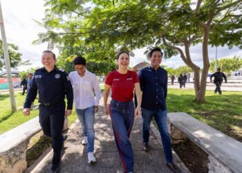 Estefanía Mercado recorre la alcaldía de Puerto Aventuras con el alcalde Juan José Arenas Carvajal
