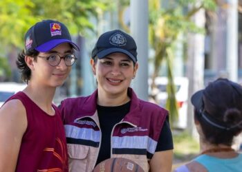 Estefanía Mercado, presidenta municipal de Playa del Carmen, sonríe durante un recorrido en la Avenida 10