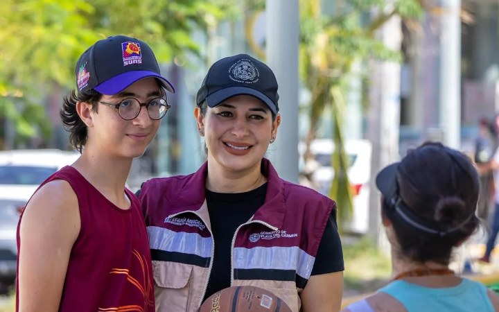 Estefanía Mercado, presidenta municipal de Playa del Carmen, sonríe durante un recorrido en la Avenida 10