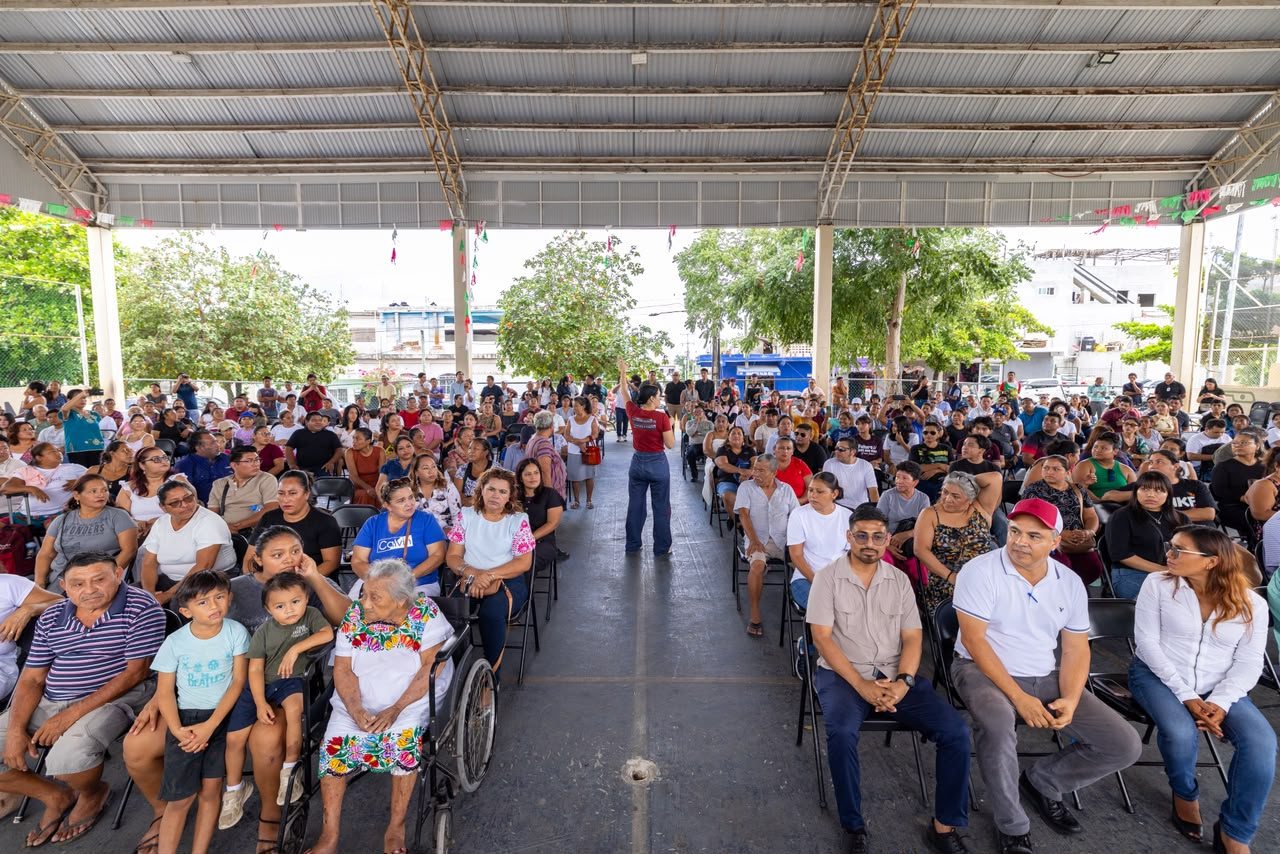 Estefanía Mercado se reúne con habitantes de Puerto Aventuras