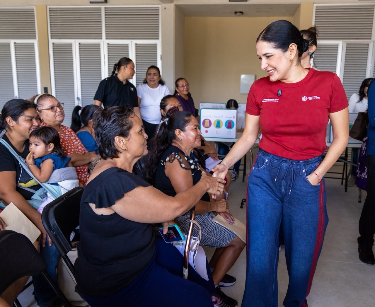 Estefanía Mercado conversa con mujeres beneficiarias de máquinas de coser en Playa del Carmen