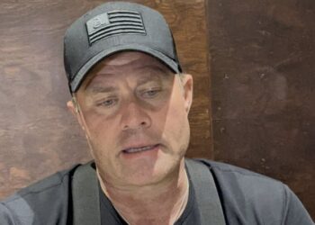 Hombre con gorra habla durante una entrevista sobre la explotación sexual infantil en Cancún.