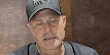 Hombre con gorra habla durante una entrevista sobre la explotación sexual infantil en Cancún.