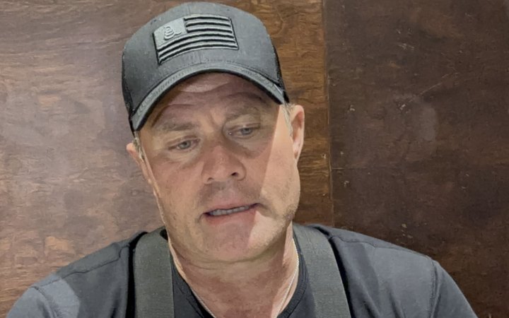 Hombre con gorra habla durante una entrevista sobre la explotación sexual infantil en Cancún.