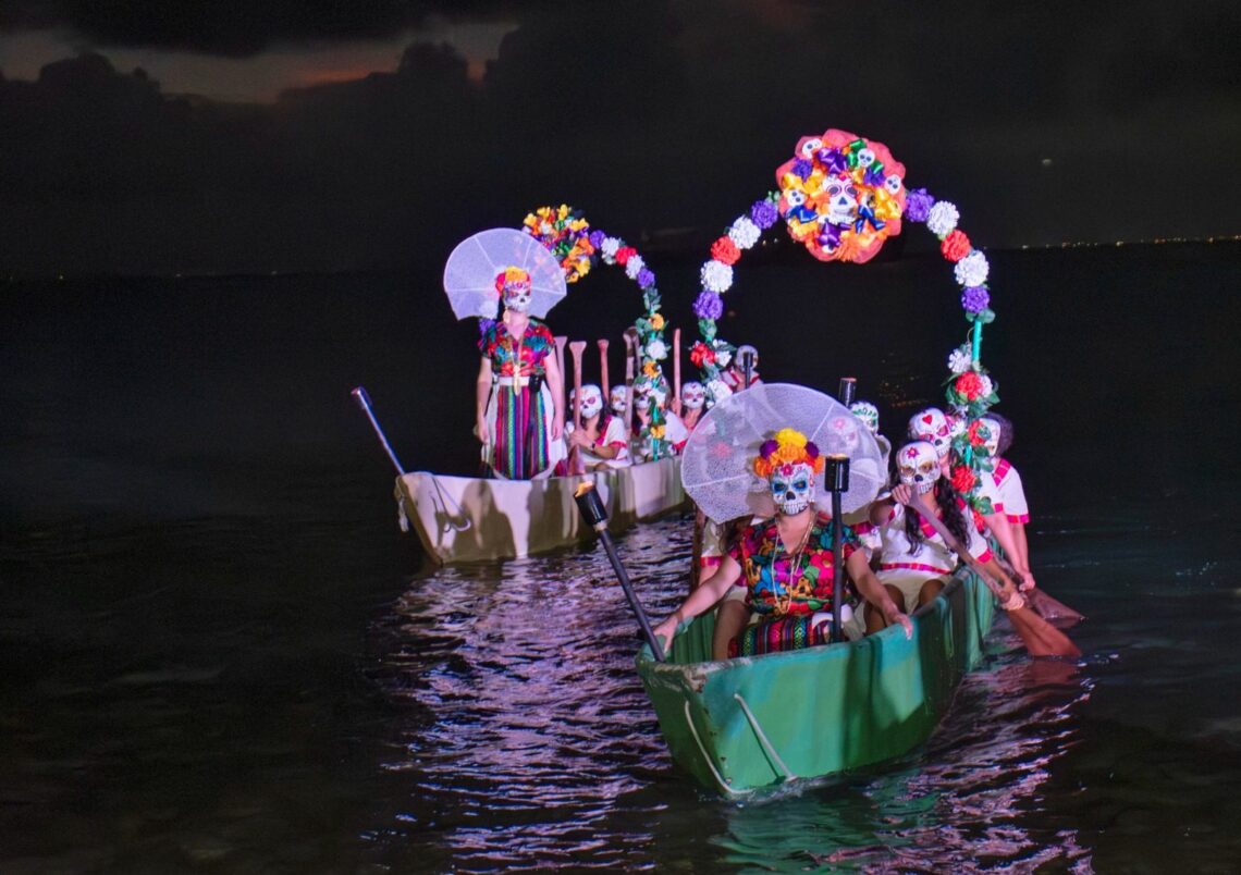 Catrinas en canoas iluminadas durante el festival Tradición, Luz y Reencuentro en Cozumel