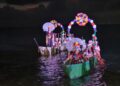 Catrinas en canoas iluminadas durante el festival Tradición, Luz y Reencuentro en Cozumel