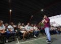 Gino Segura habla ante la militancia de Morena en el domo del Hábitat 3, en Chetumal