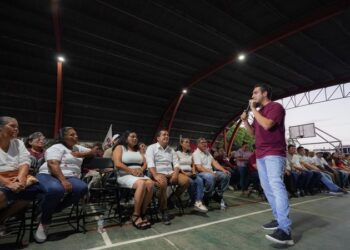 Gino Segura habla ante la militancia de Morena en el domo del Hábitat 3, en Chetumal