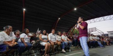 Gino Segura habla ante la militancia de Morena en el domo del Hábitat 3, en Chetumal