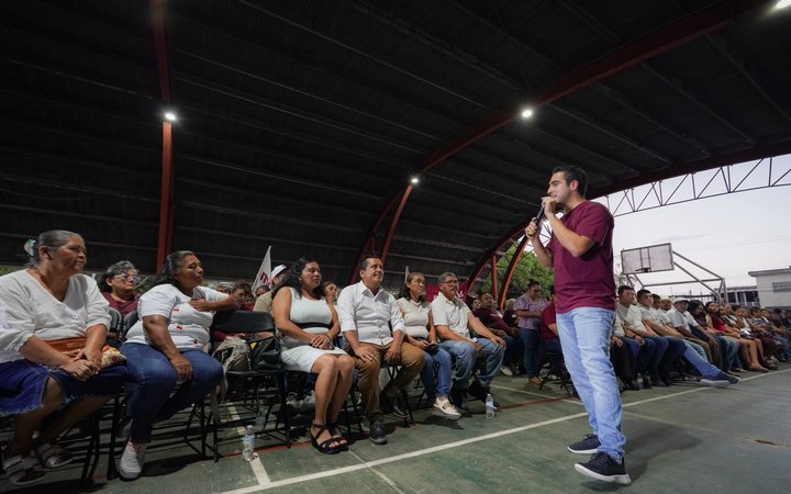 Gino Segura habla ante la militancia de Morena en el domo del Hábitat 3, en Chetumal