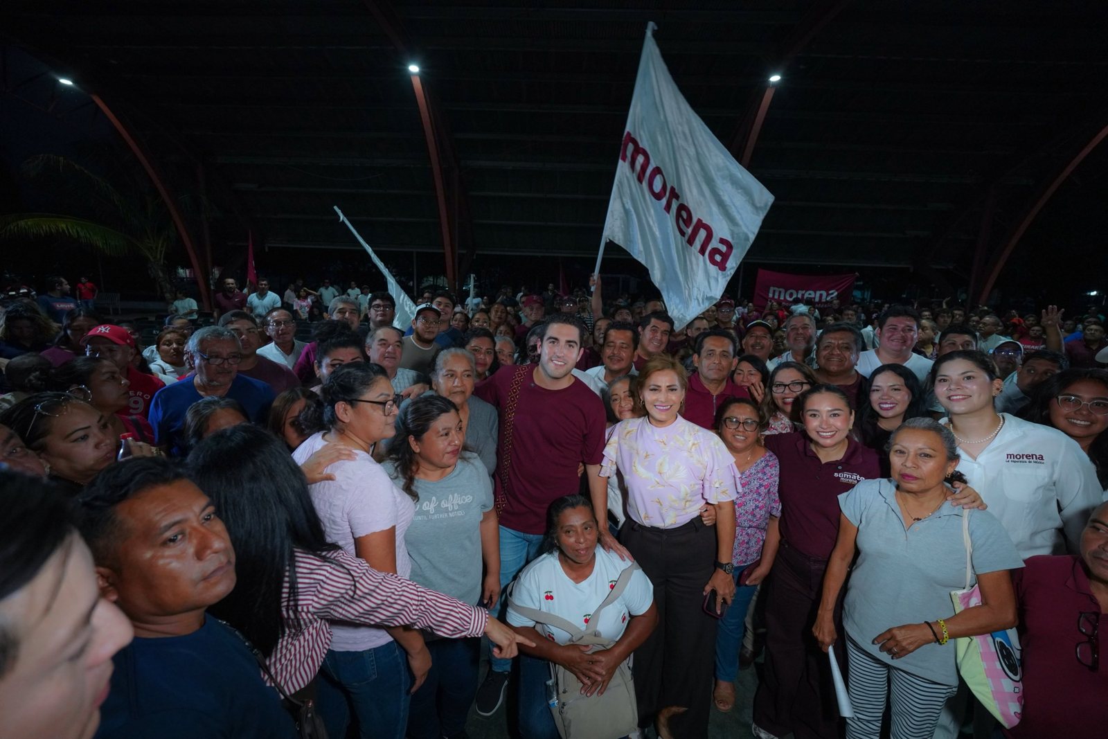 Gino Segura con militantes de Morena en Chetumal
