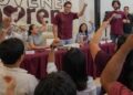 Gino Segura con jóvenes de Morena durante su gira de trabajo en Chetumal.